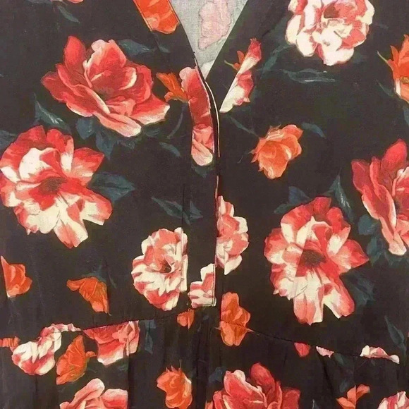 Torrid Black Red Floral Babydoll Rayon Twill Button Front Tiered Top 3 3X 22/24 - Picture 6 of 7